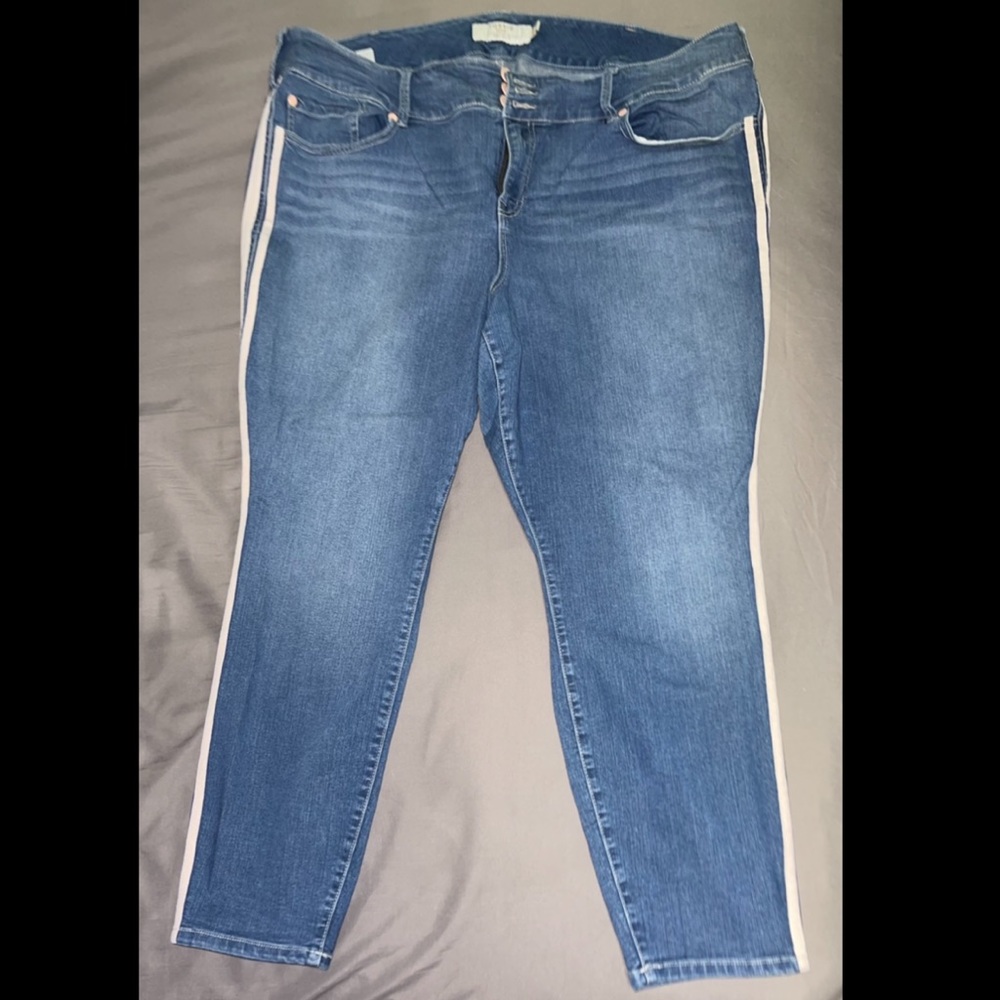 Torrid 26R jegging with double stripe